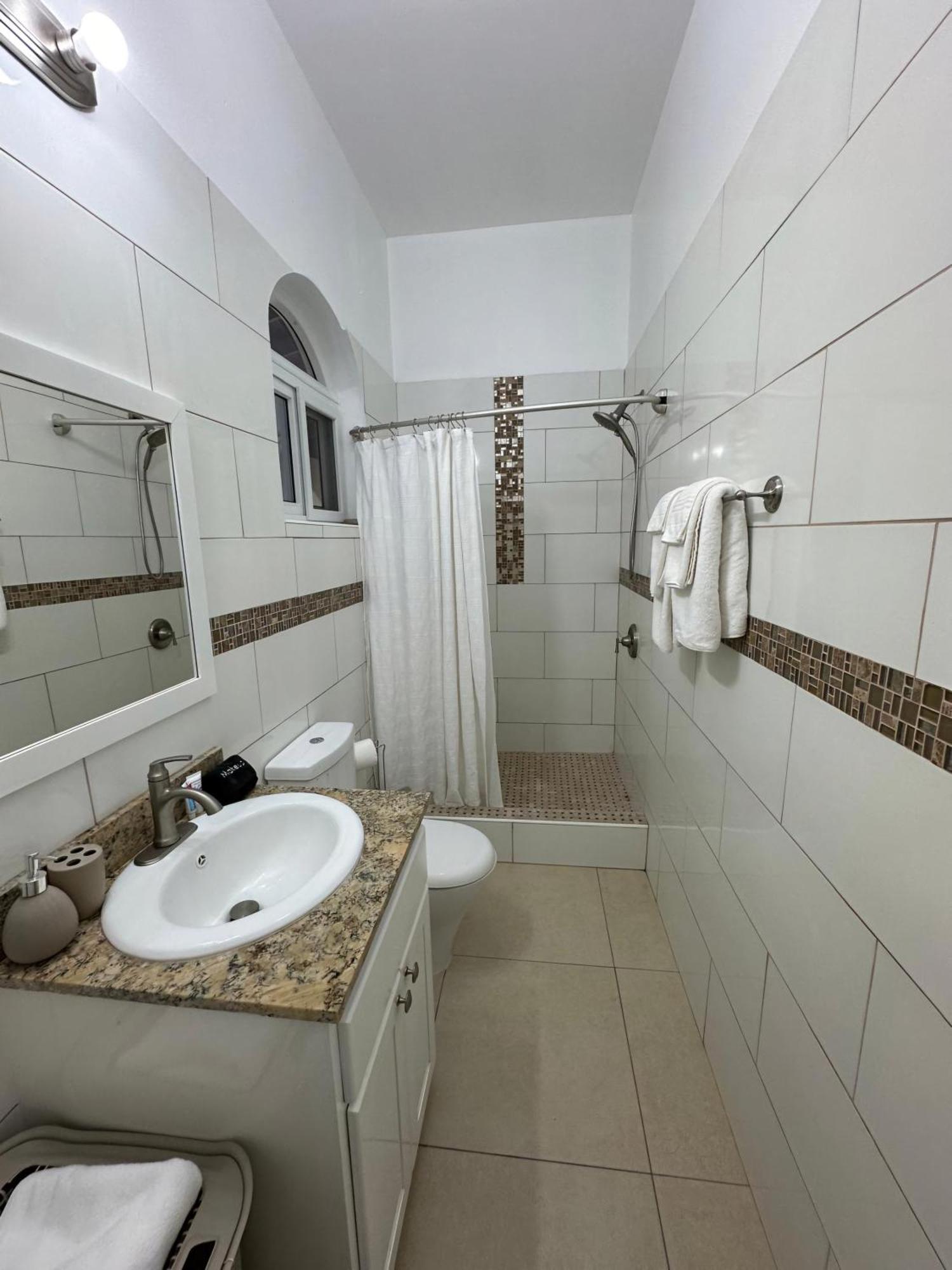 Eldorado Guesthouse & Car Rental Roseau Quarto foto